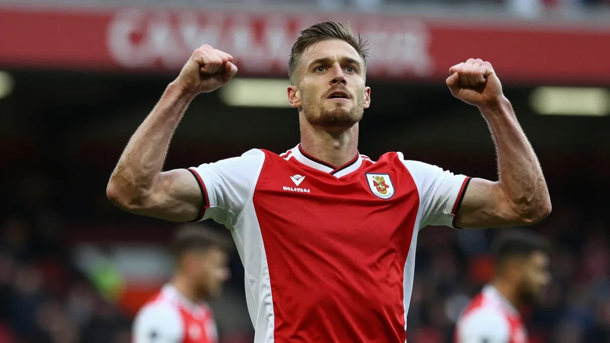 Aaron Pressley's double earned Walsall a 2-2 draw away at Crewe Alexandra, maintaining the Saddlers' unbeaten start to...